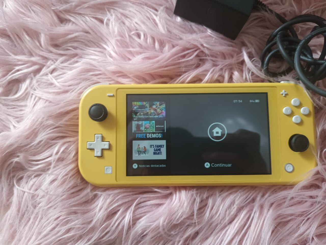consolas y videojuegos - Nintendo Switch Lite con su Cable y su control pro 1