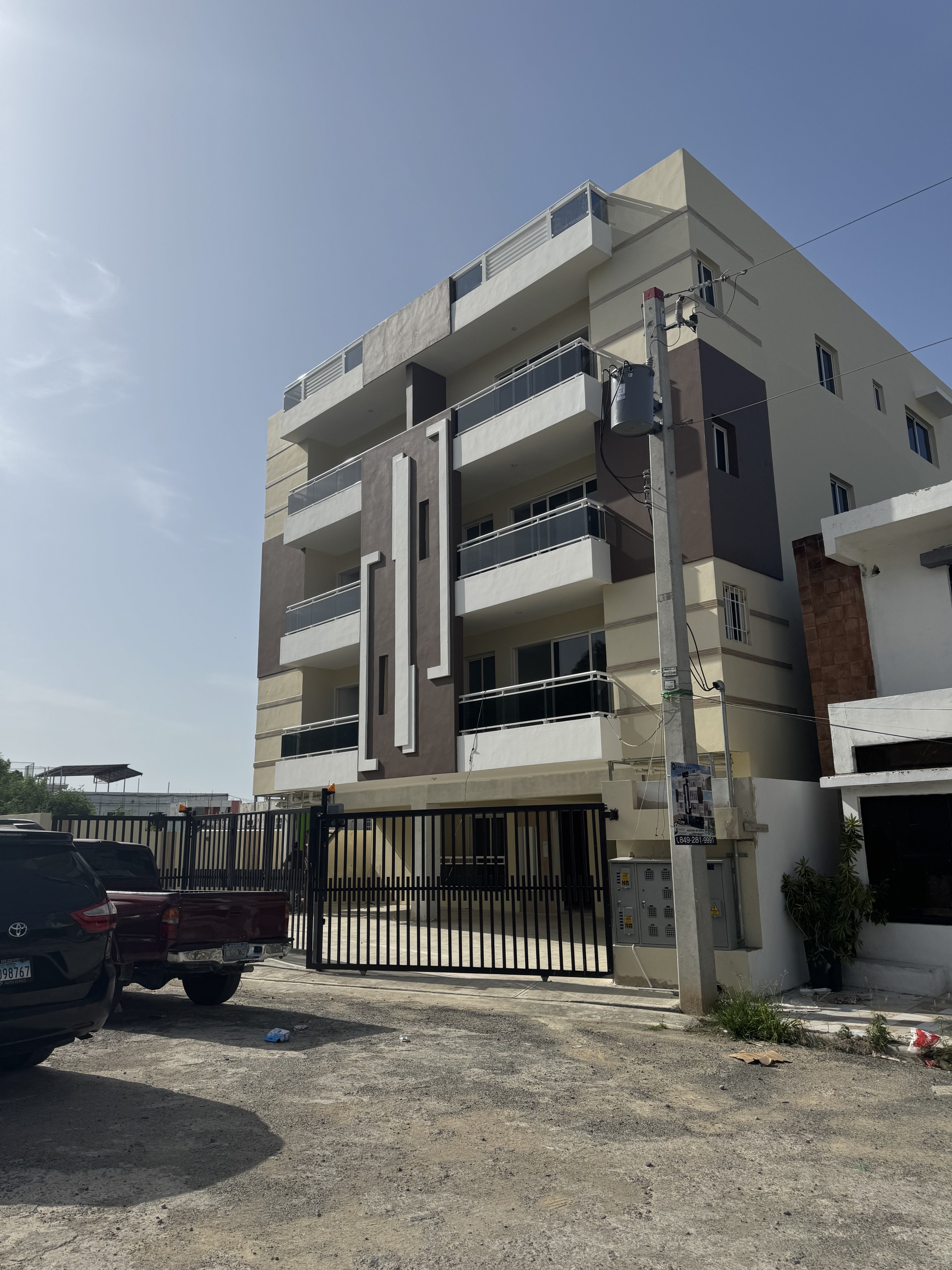 apartamentos - APARTAMENTO DE TRES HABITACIONES CON ÁREA PRIVADA EN EL TECHO  0
