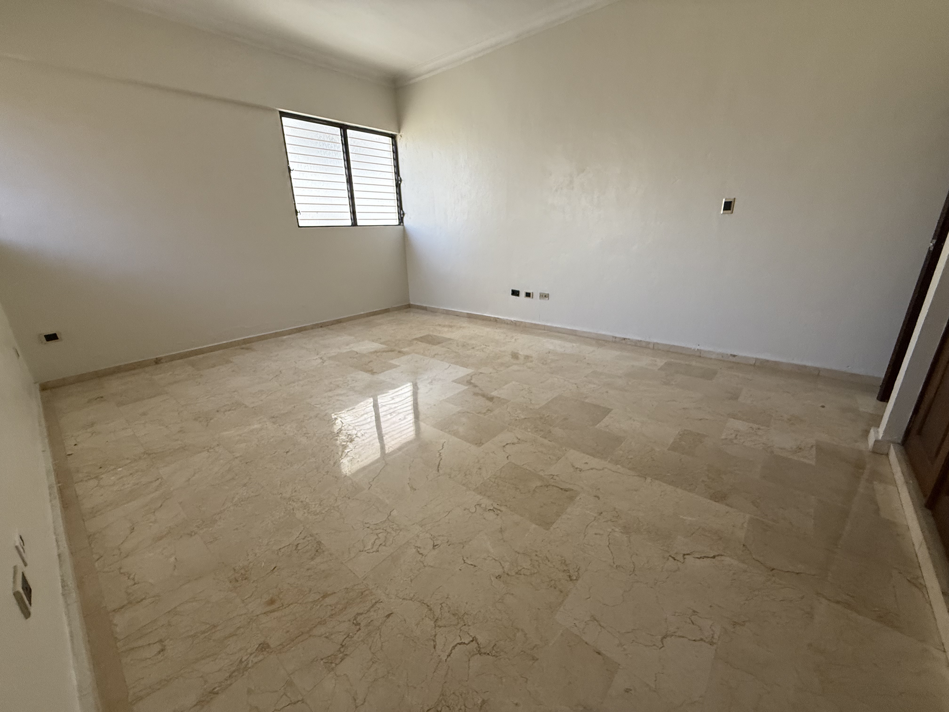 apartamentos - Alquiló Evaristo morales piso 4 tres hab con su ba 1