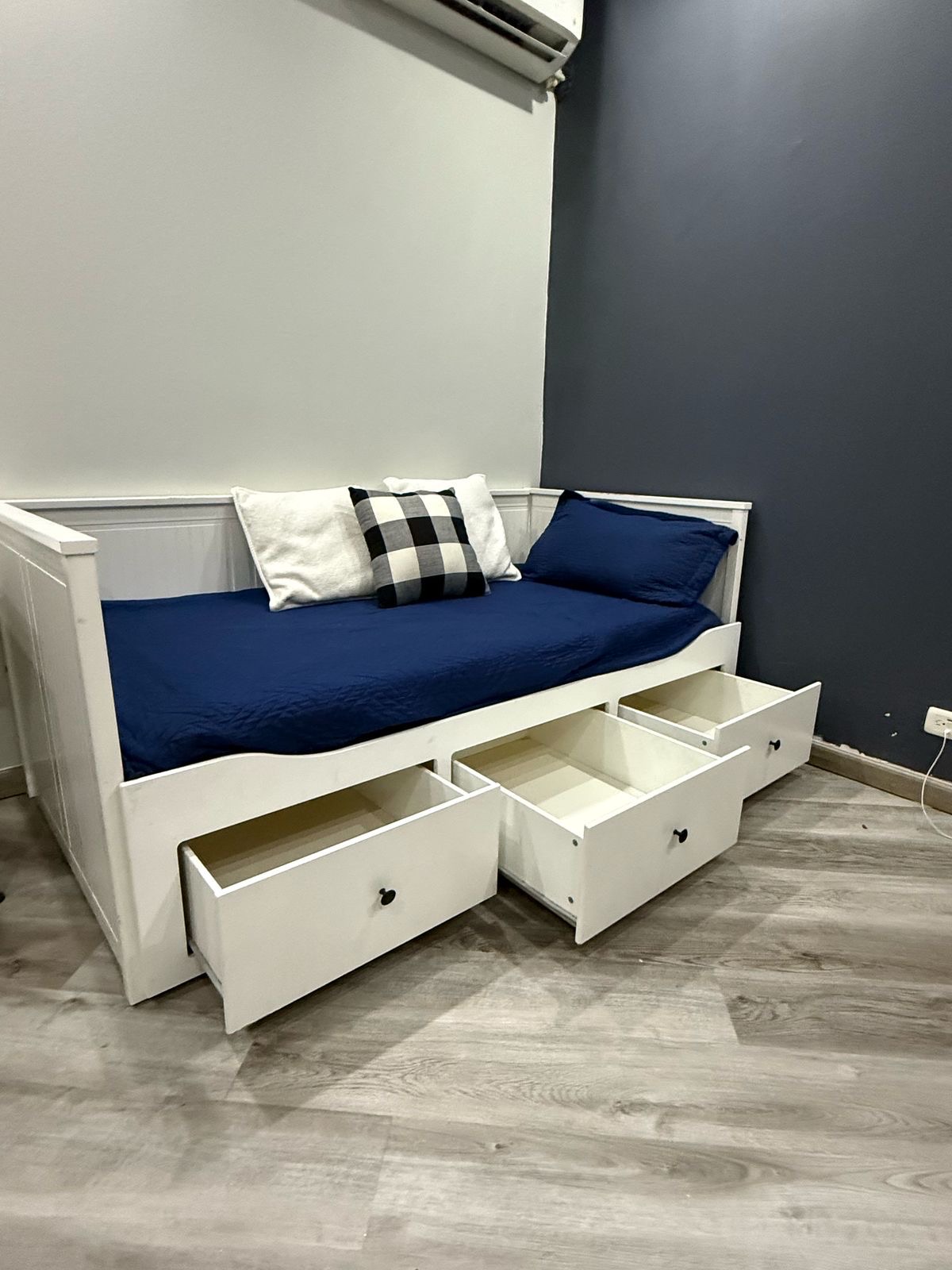 muebles y colchones - vendo cama de IKEA twin extendible a dos camas. ideal para recibir visitas.  5