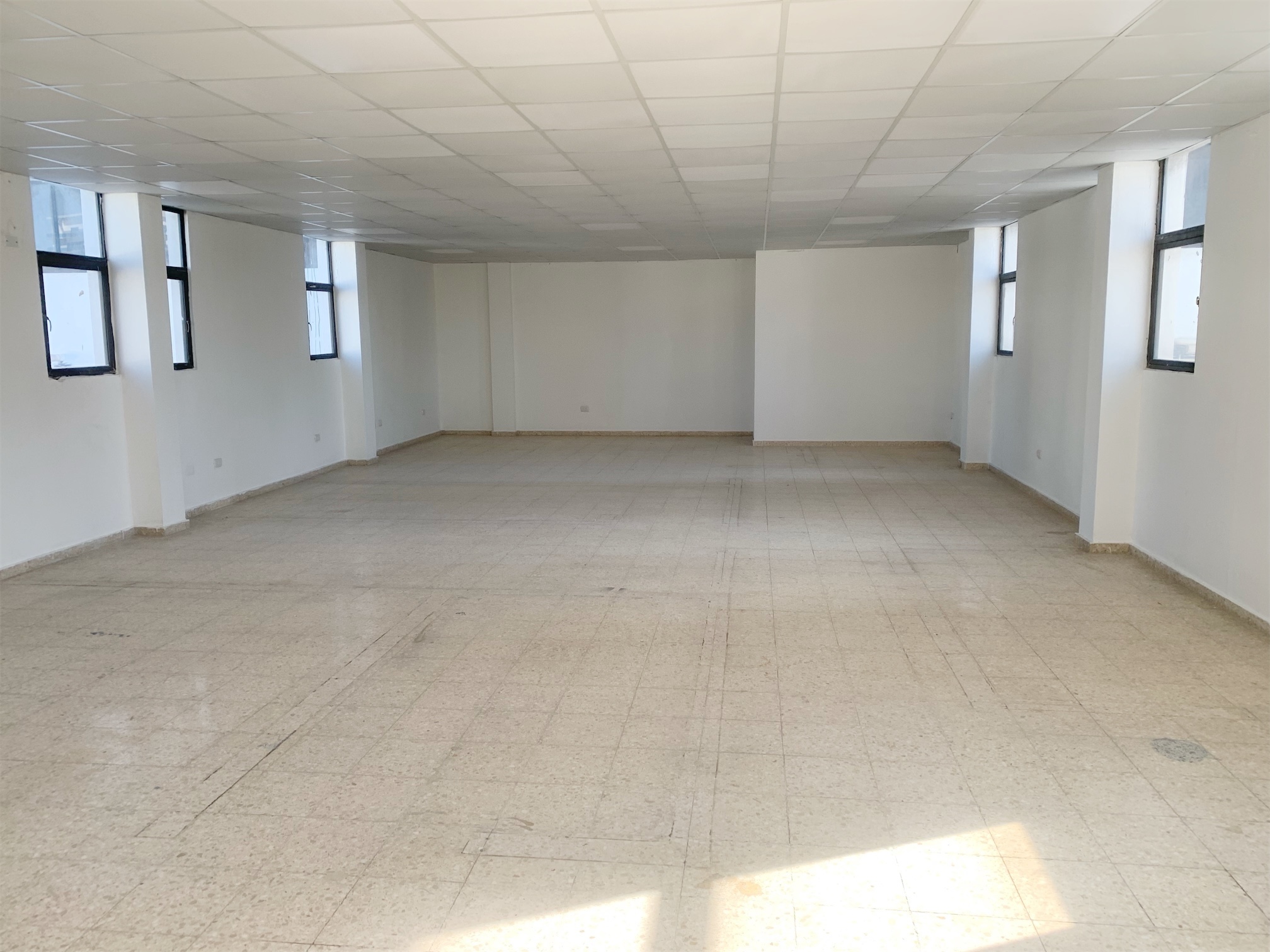 oficinas y locales comerciales - Local con espacio abierto en Naco 4