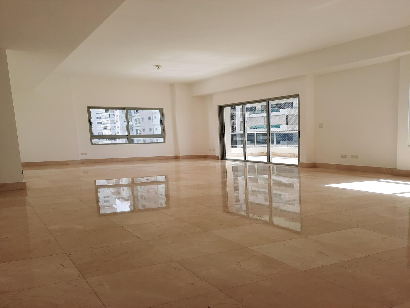 apartamentos - , Sector de Piantini
5to piso con balcón, 250 m2 de construcción
3 habitaciones  1