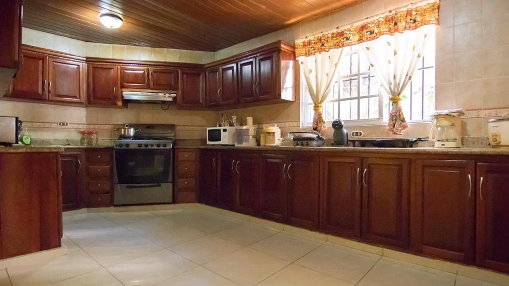 casas - vendo hermosa mansión en arroyo hondo  4