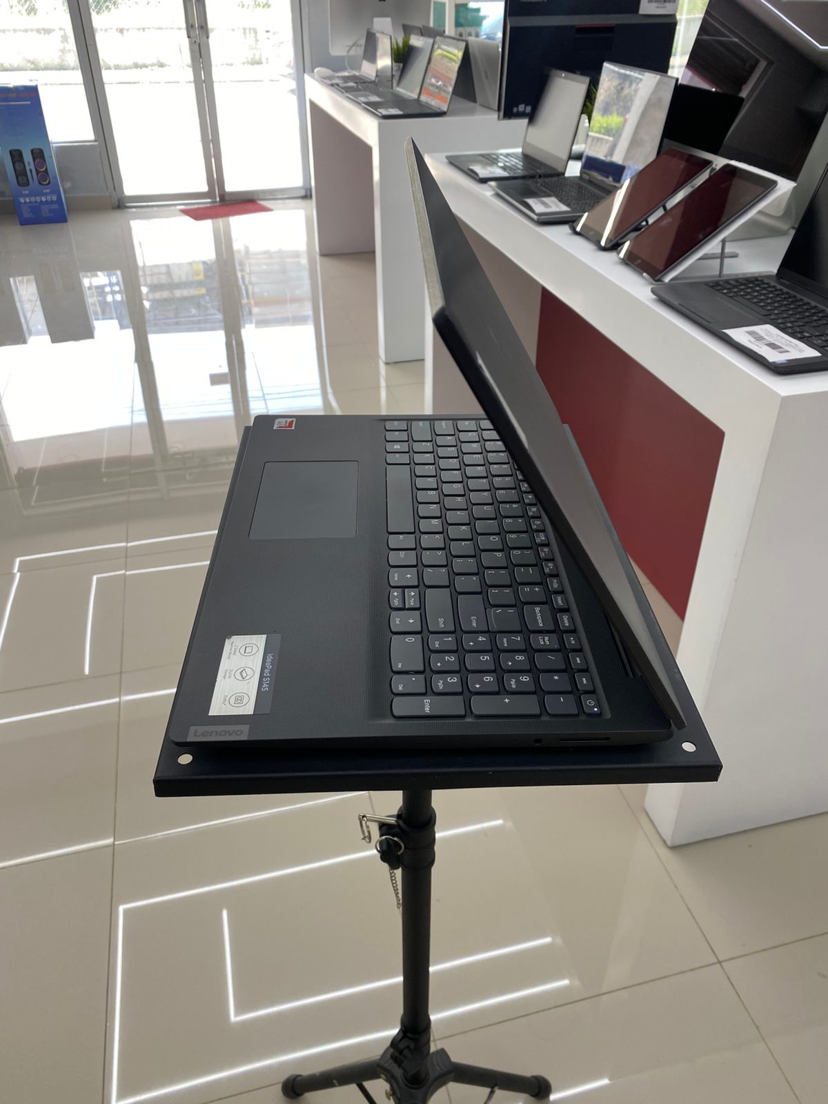 computadoras y laptops - Laptop Lenovo S145 Procesador AMD A6-9225 15.6¨ 8G 1