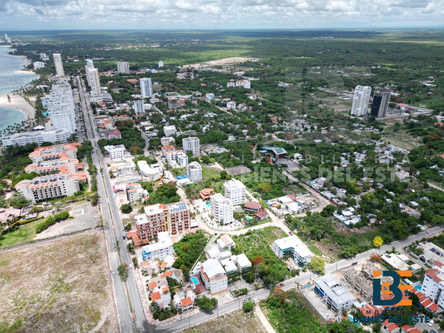 solares y terrenos - 
Se VENDE  Excelente Solar  con 1,024 metros en el CENTRO DE JUAN DOLIO 8