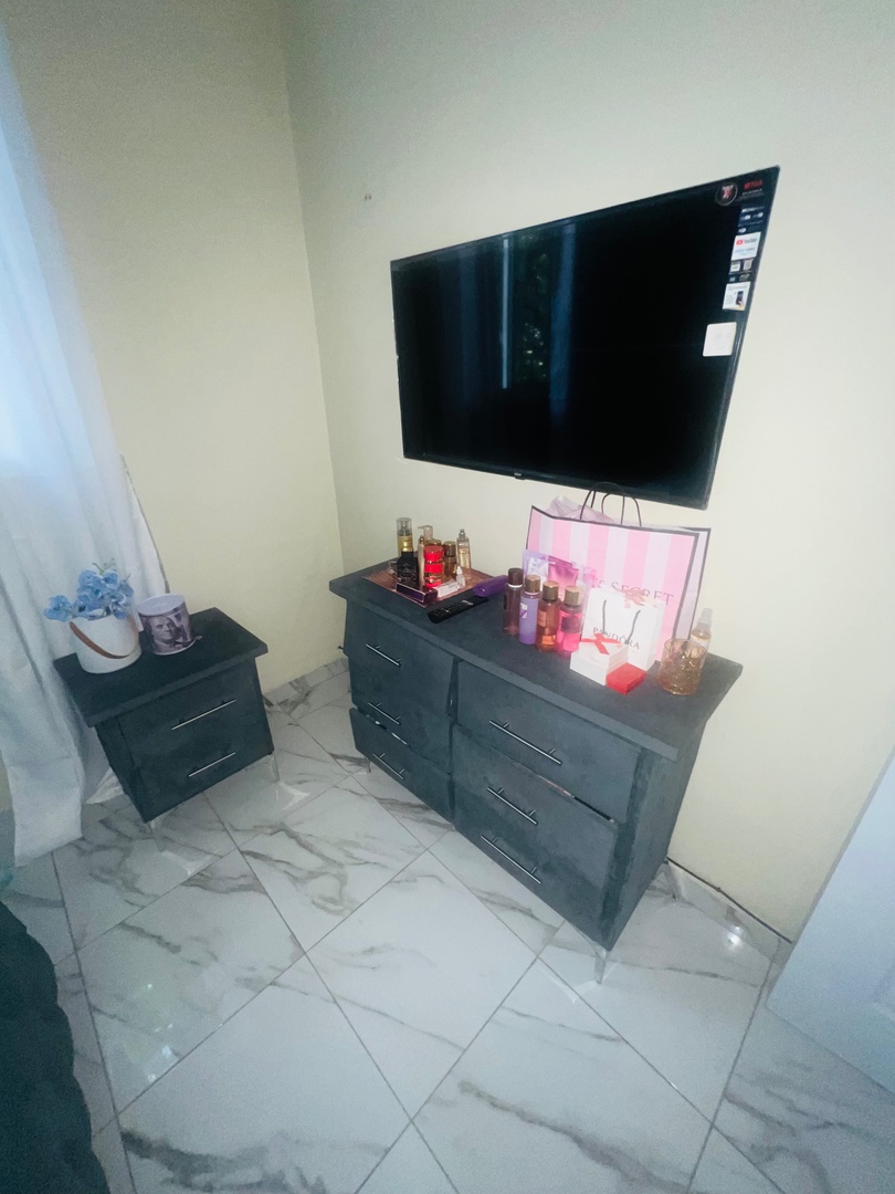 muebles y colchones - Cama Queen como nueva, gavetero y dos mesitas de noche 
 3