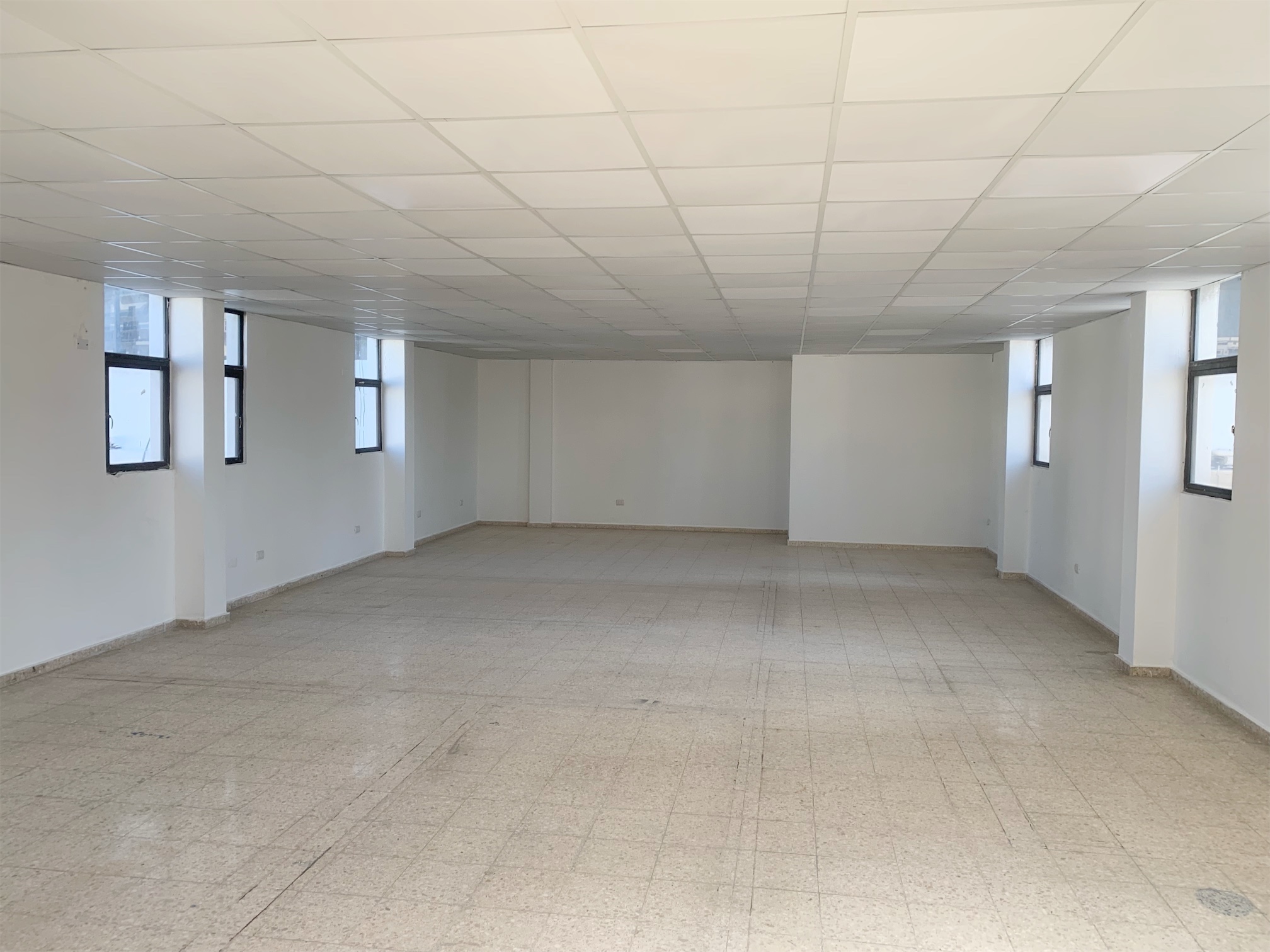 oficinas y locales comerciales - Local con espacio abierto en Naco 1