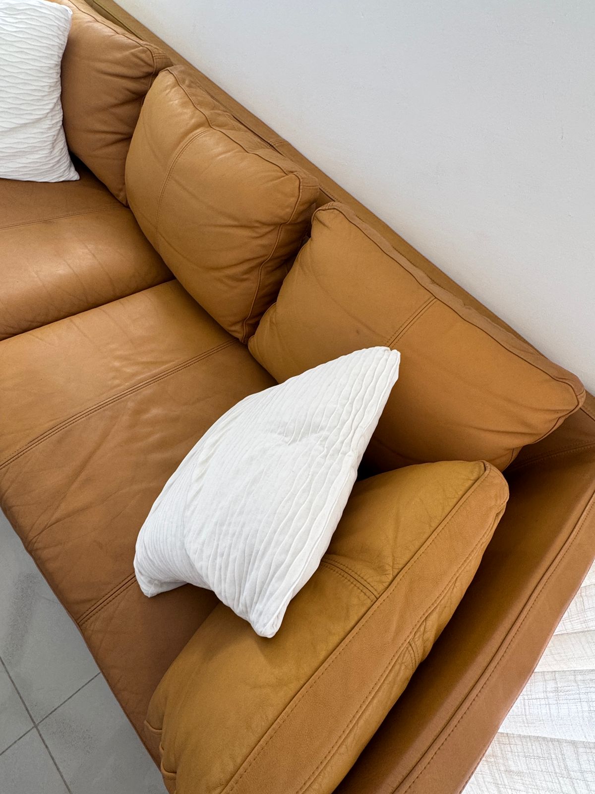 muebles y colchones - Mueble de 3 plazas como nuevo 100% piel y mesa. 12 0