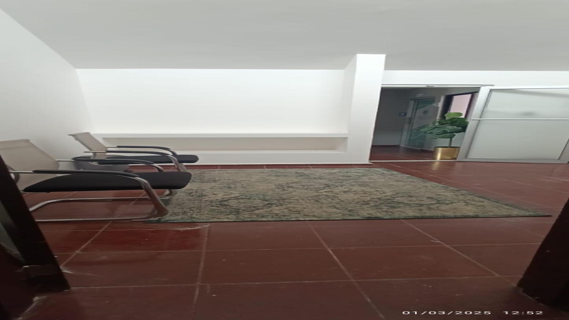 oficinas y locales comerciales - OFICINA OPORTUNIDAD DE 130 mts, excelente distribución, parqueos varios 4