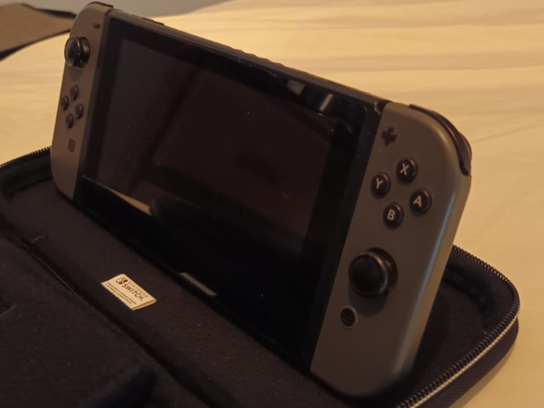 consolas y videojuegos - Nintendo Switch buen estado + juego + case 1