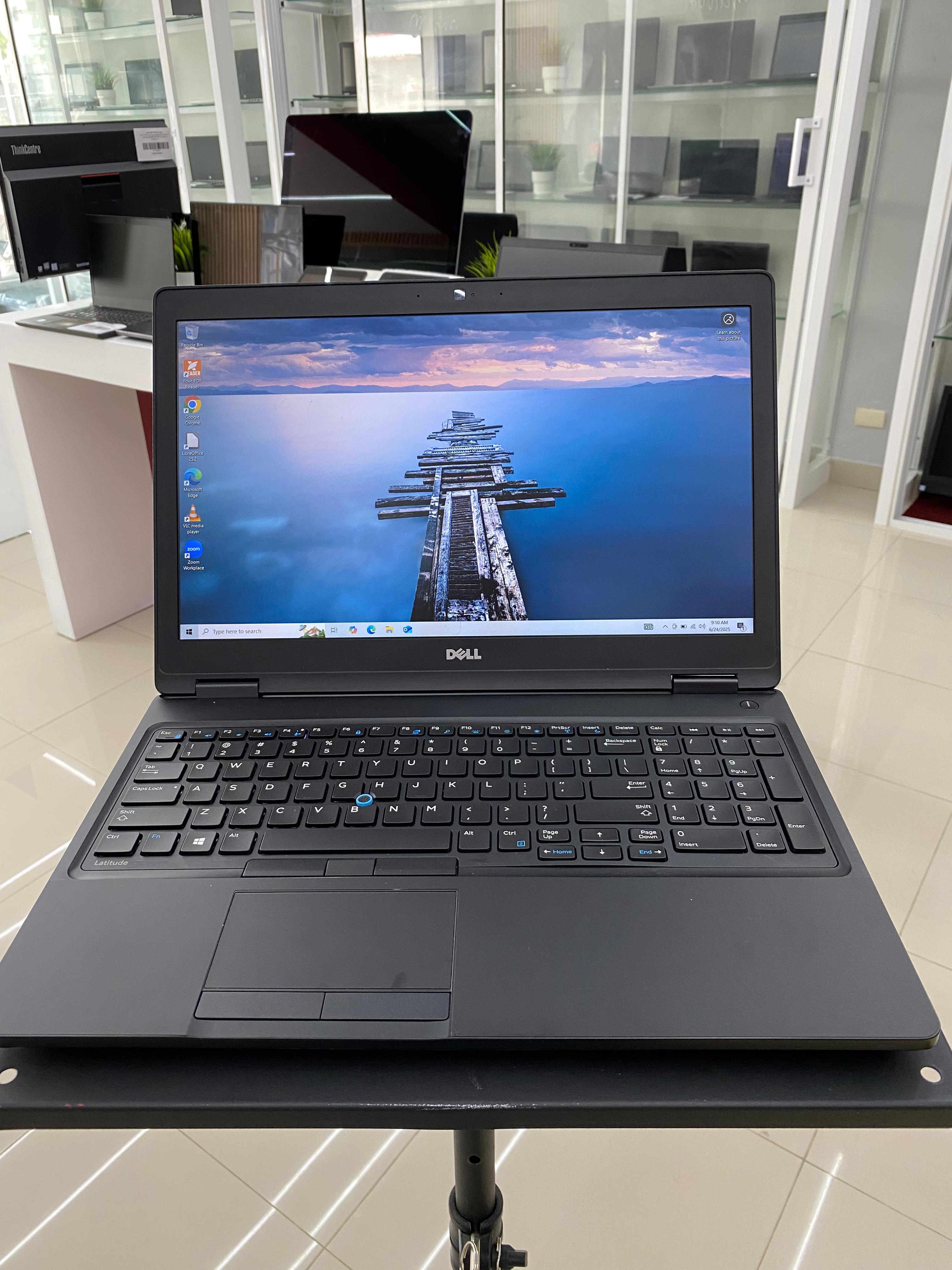computadoras y laptops - Laptop Dell Latitude E5580 core i5 7ma Gen 15.6 pu