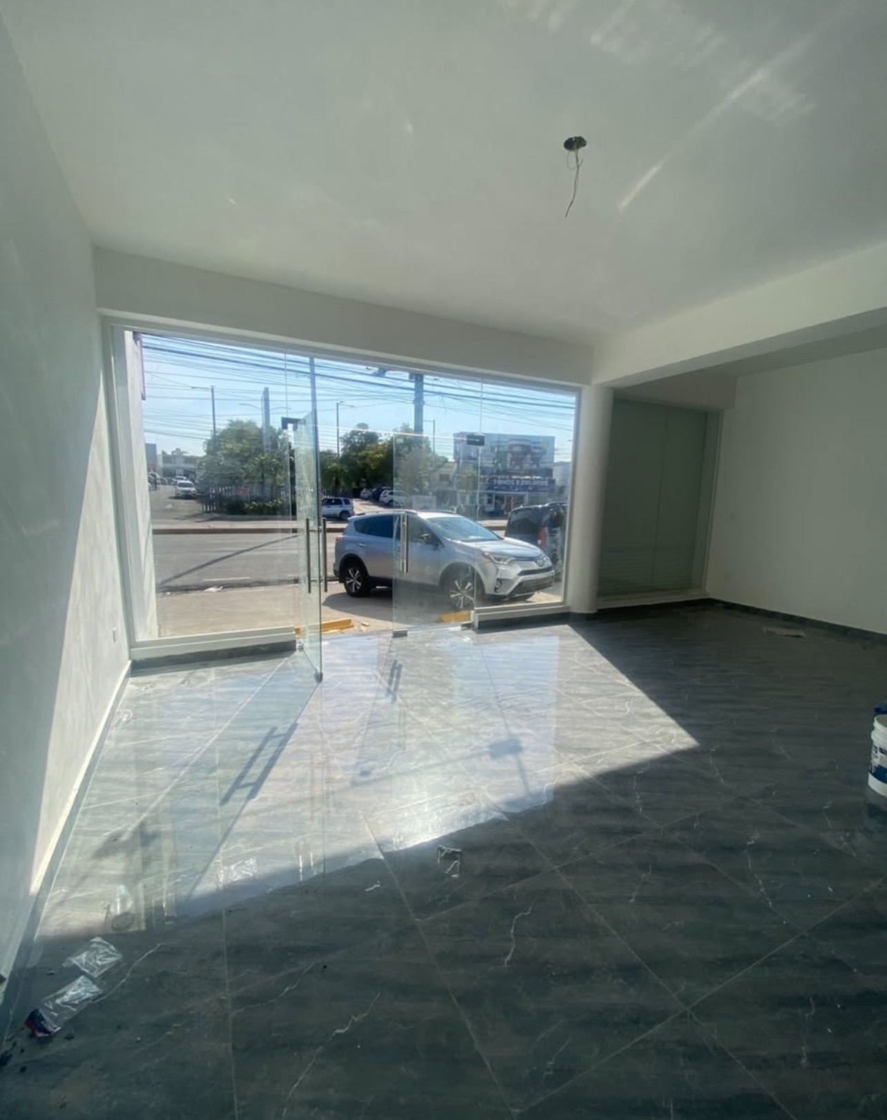 oficinas y locales comerciales - LOCALES EN LA SAN VICENTE JUSTO AL LADO DE MEGACENTRO Y FENTE A BRAVO 4