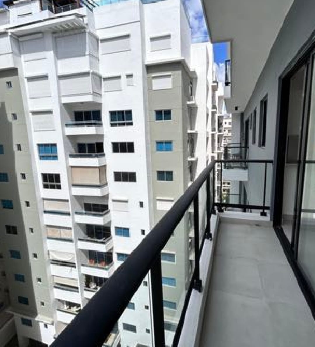 apartamentos - Vendo serralles piso 10 una hab 1.5 baños parqueo  2