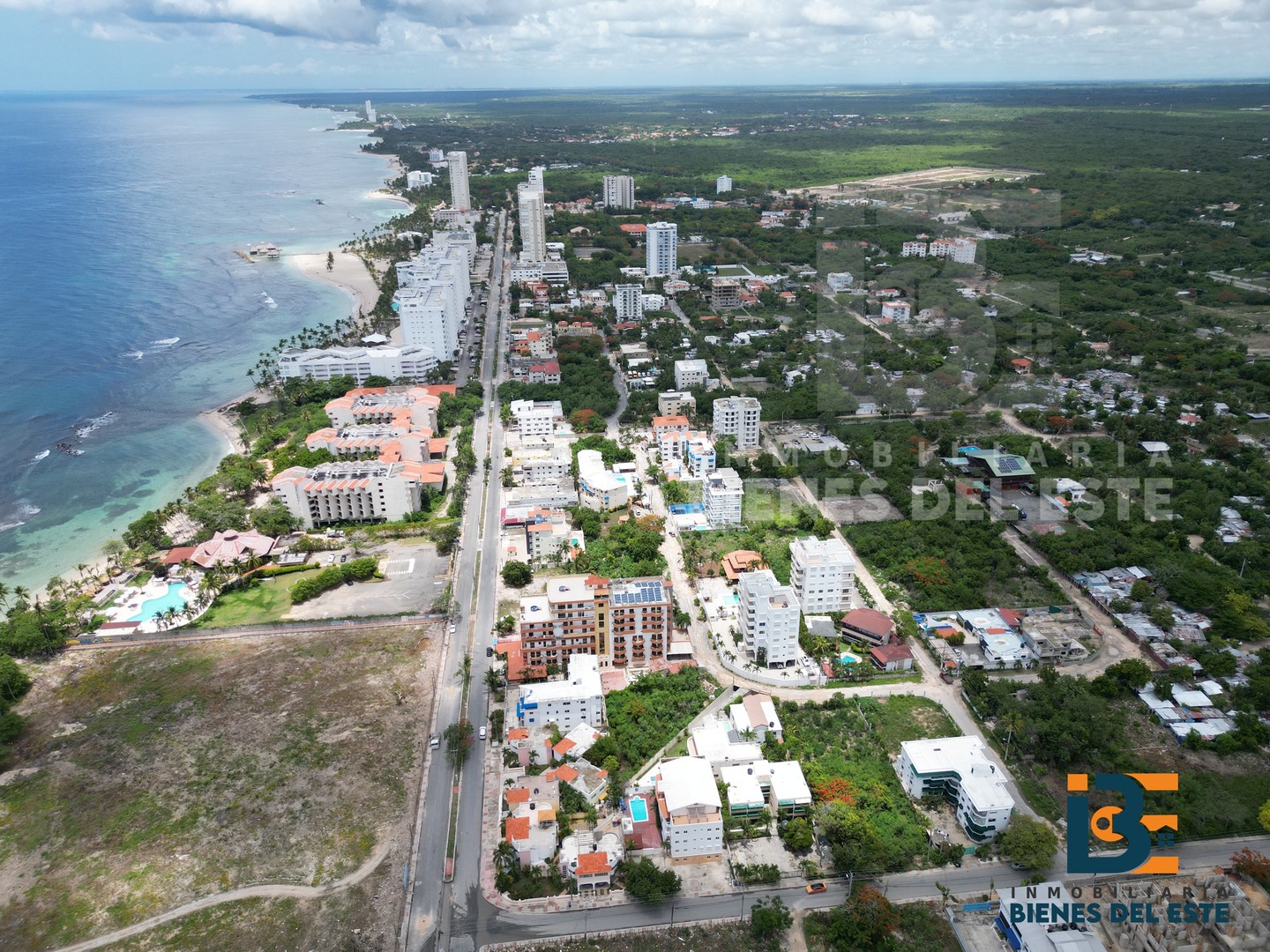 solares y terrenos - 
Se VENDE  Excelente Solar  con 1,024 metros en el CENTRO DE JUAN DOLIO 9