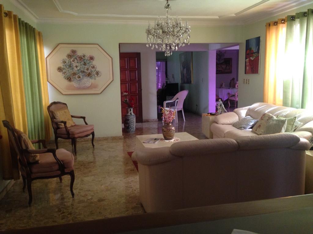 casas - Venta de casa en los cacicazgos con 1100mts Distrito Nacional Santo Domingo  8
