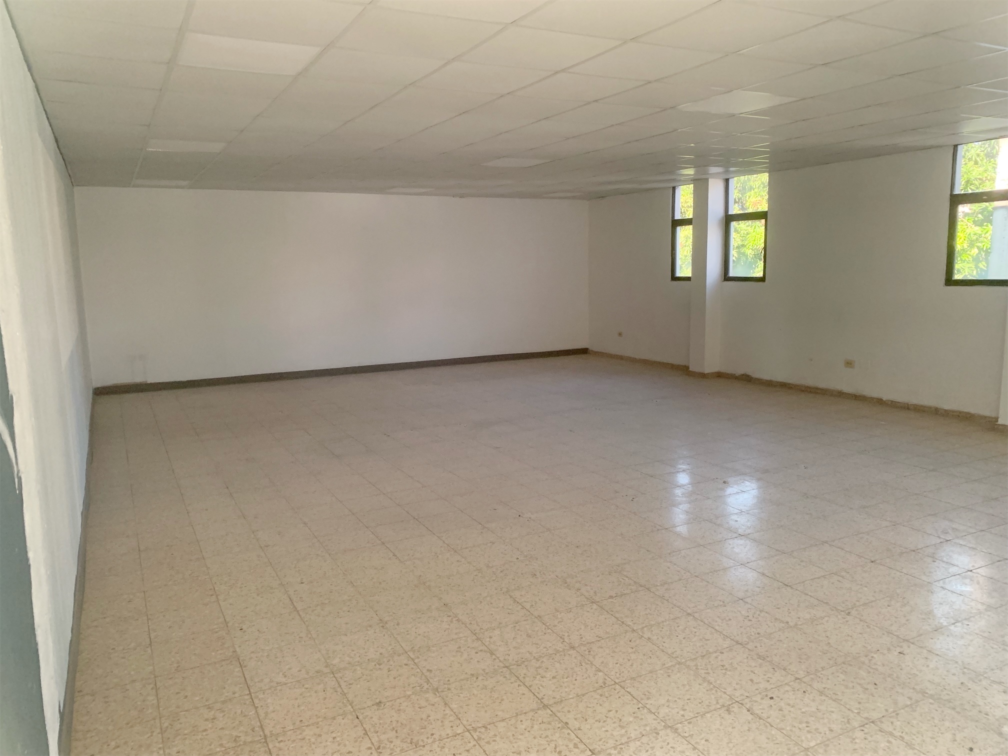 oficinas y locales comerciales - Local con espacio abierto en Naco 2