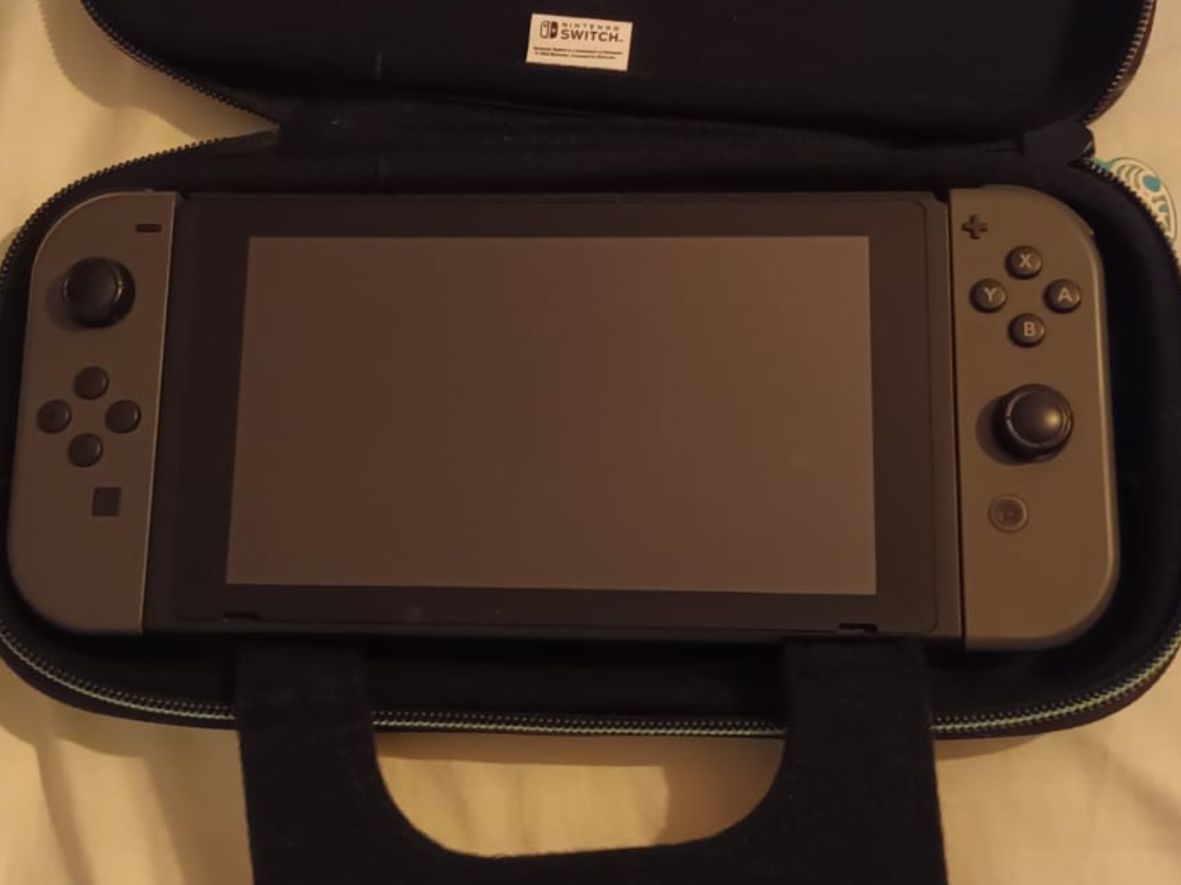 consolas y videojuegos - Nintendo Switch buen estado + juego + case 2