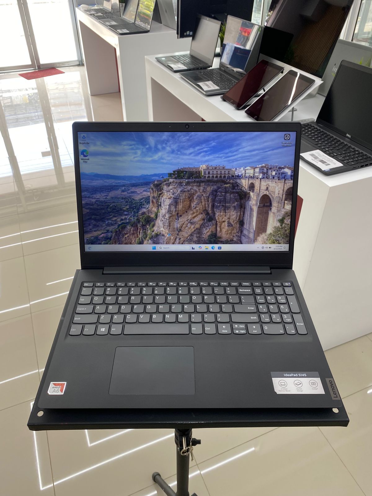 computadoras y laptops - Laptop Lenovo S145 Procesador AMD A6-9225 15.6¨ 8G