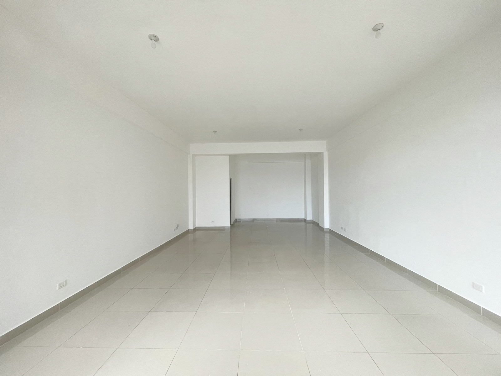 oficinas y locales comerciales - Local céntrico en Piantini 1