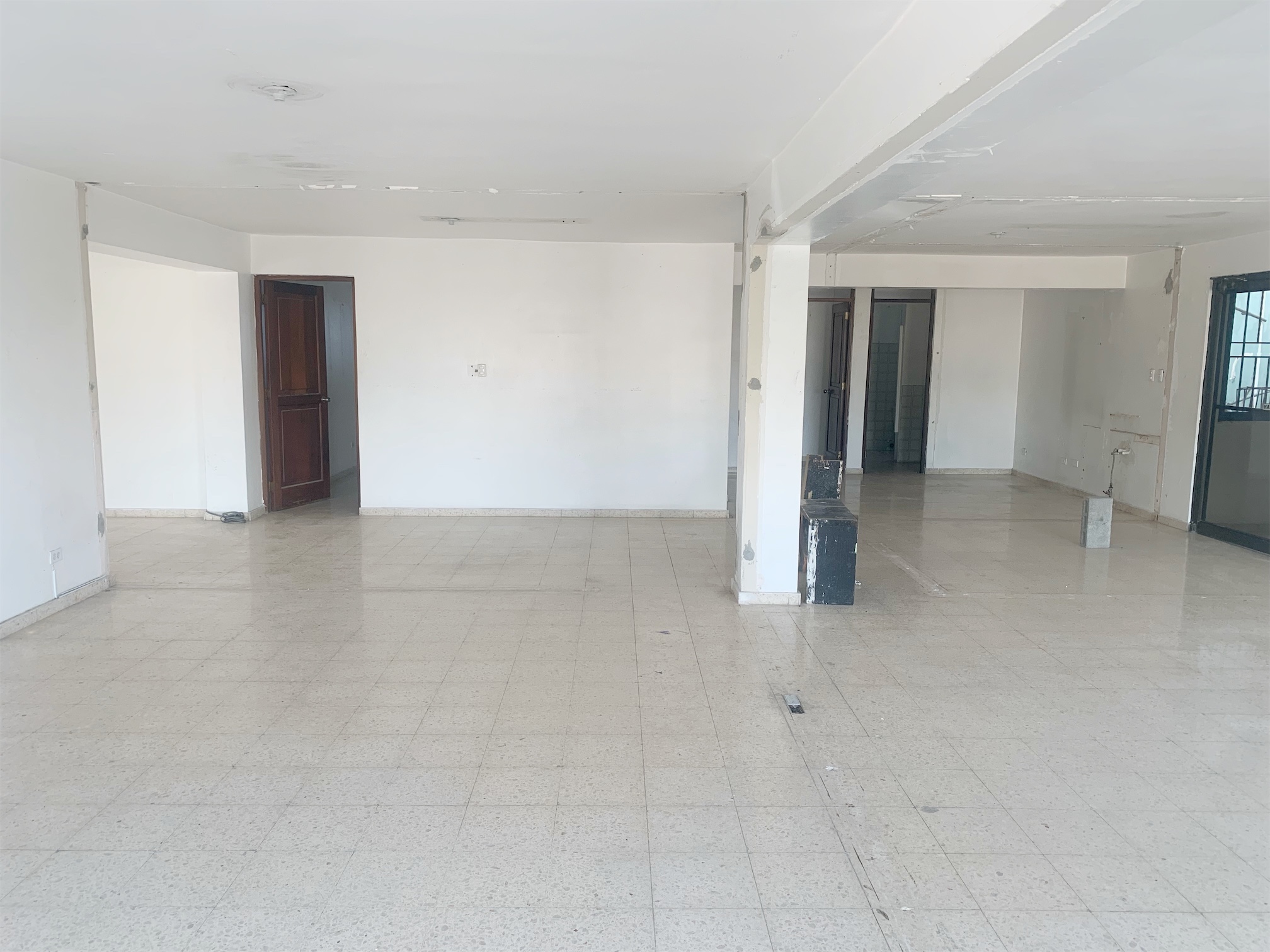 oficinas y locales comerciales - Local en naco amplio  1