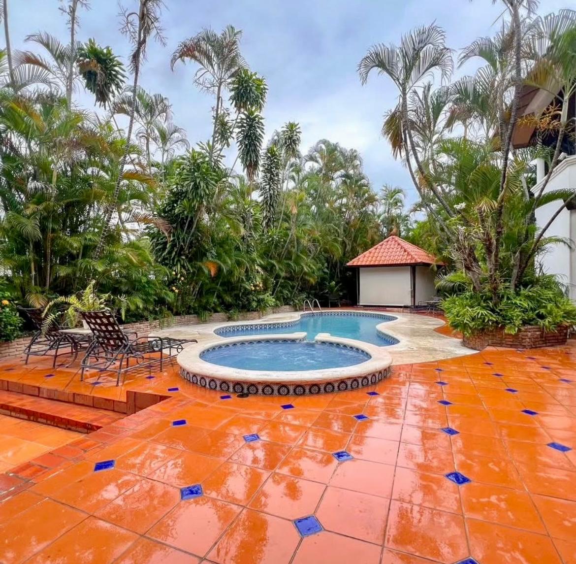 casas - Casa en Bella Vista con Patio y Piscina 
