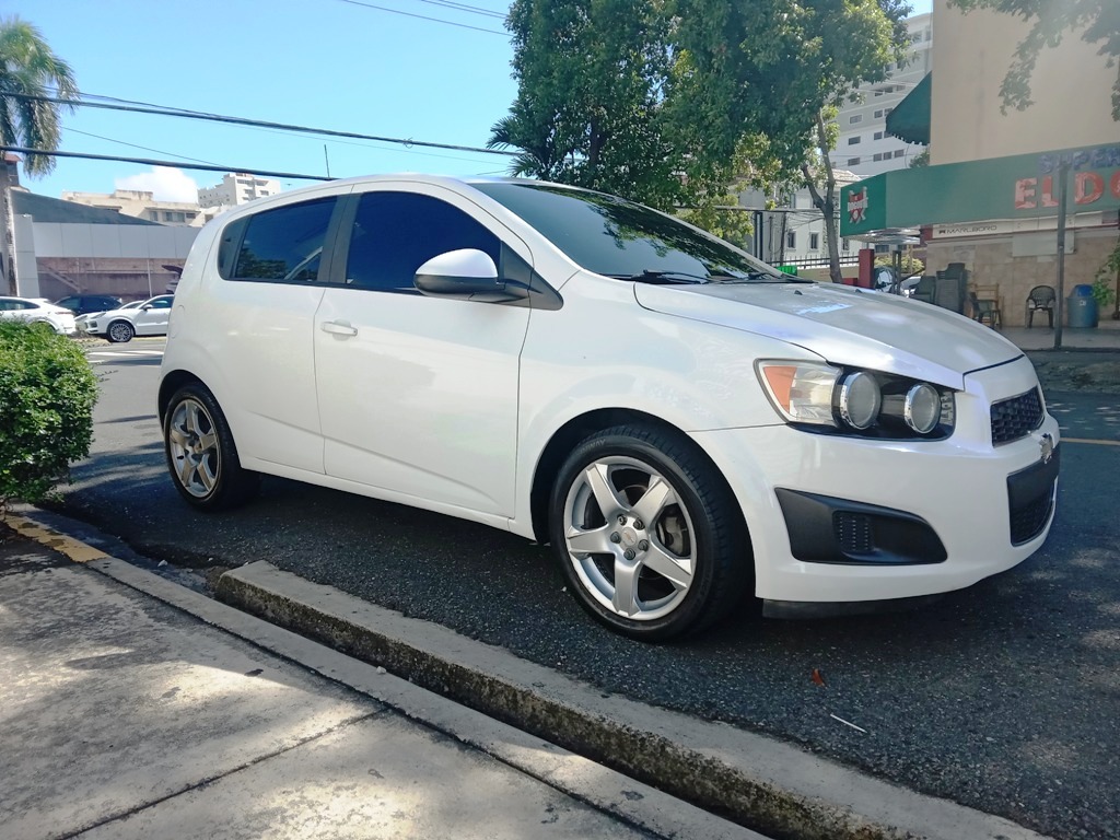 carros - Chevy Sonic LS Hatchback 2015 Manual 1