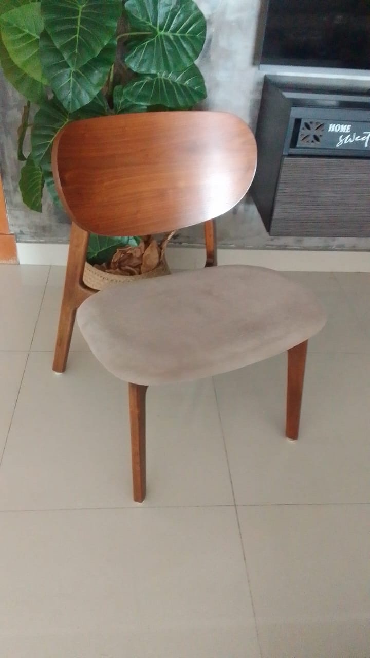 muebles y colchones - 2 sillas de maderas modernas compradas en Ilumel en excelente estado 3