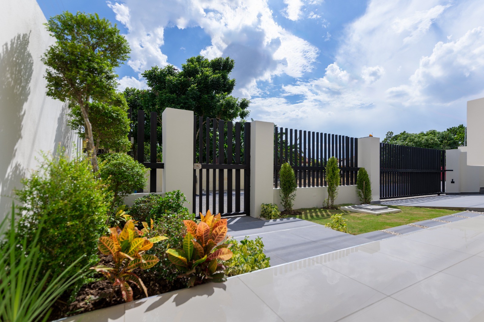 casas - Moderna Vivienda en Residencial Cerrado, Ave. 27 de Febrero 6