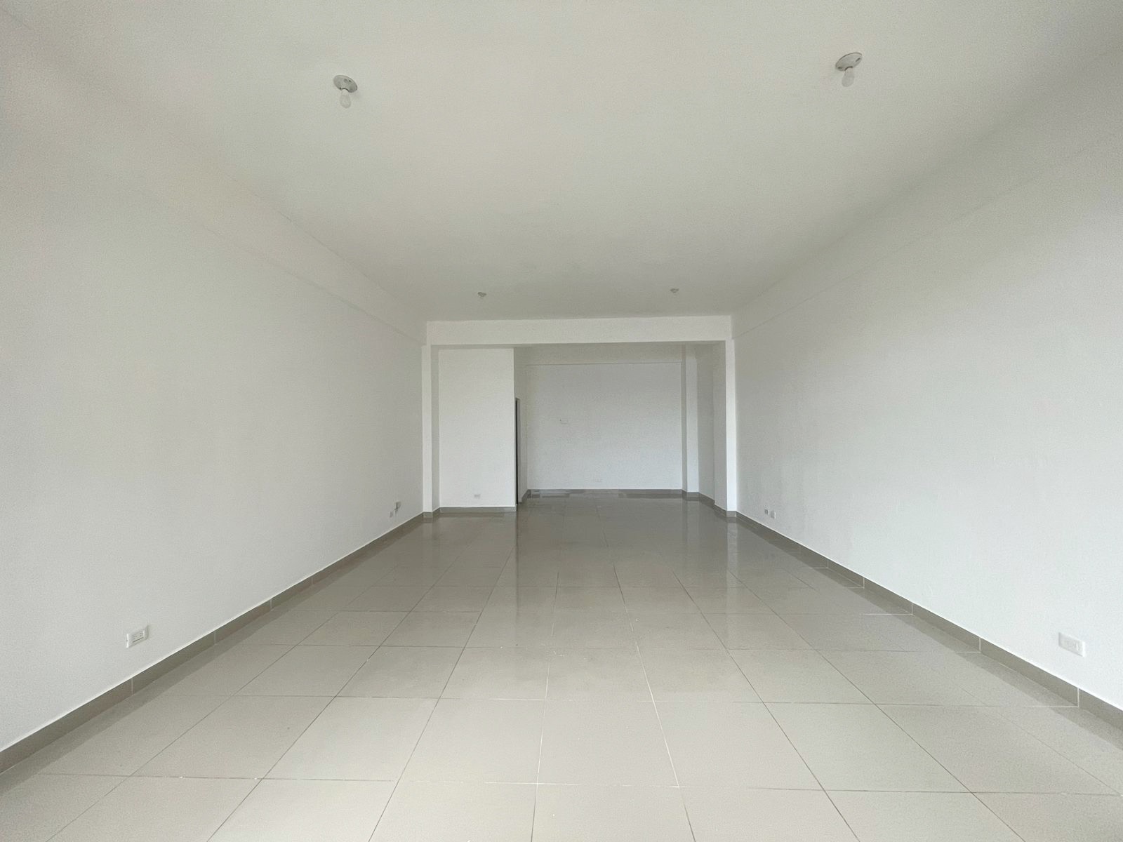 oficinas y locales comerciales - Local céntrico en Piantini 2