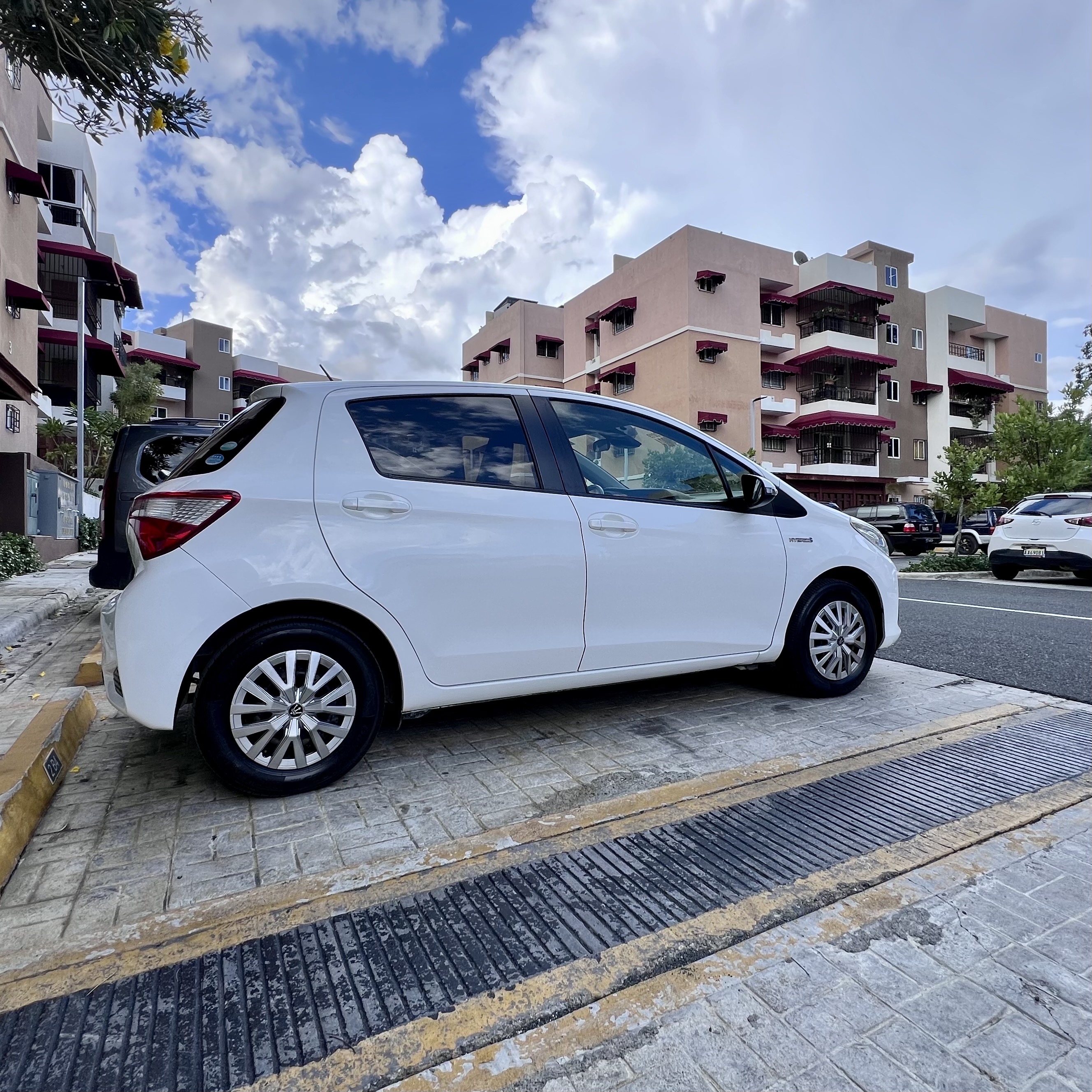 carros - Toyota Vitz Híbrido 2019 en venta - exelente para andar en la ciudad.  3