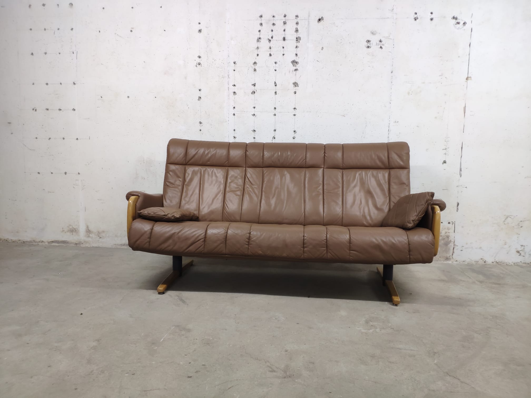 muebles y colchones - Sofá de Cuero Importado de Suiza - Estilo Moderno 0