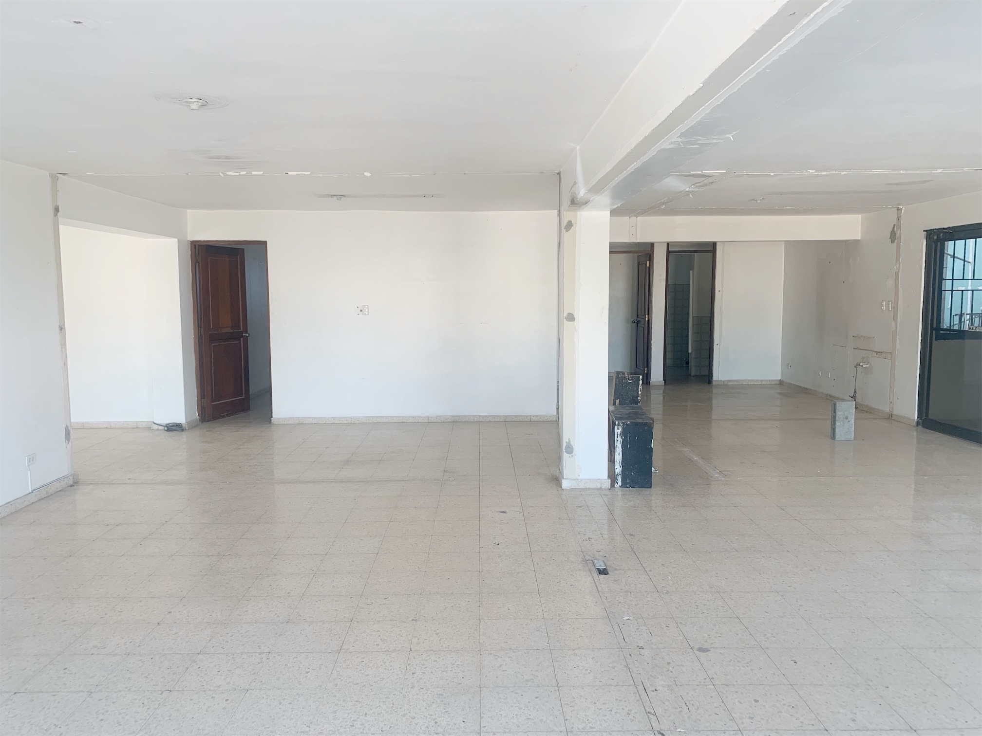 oficinas y locales comerciales - Local en naco amplio  3