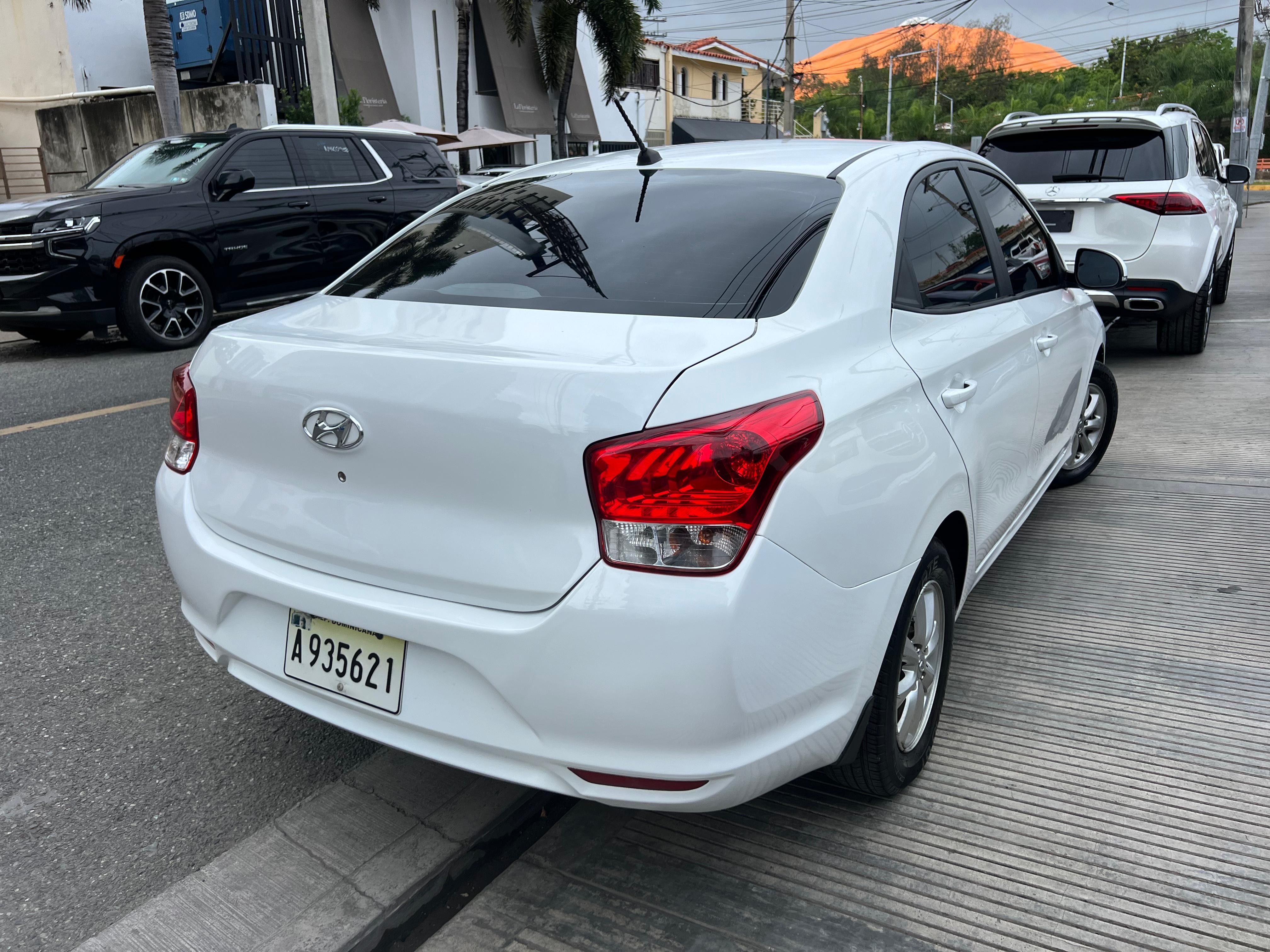 carros - HYUNDAI VERNA 2022 DE LA CASA 4