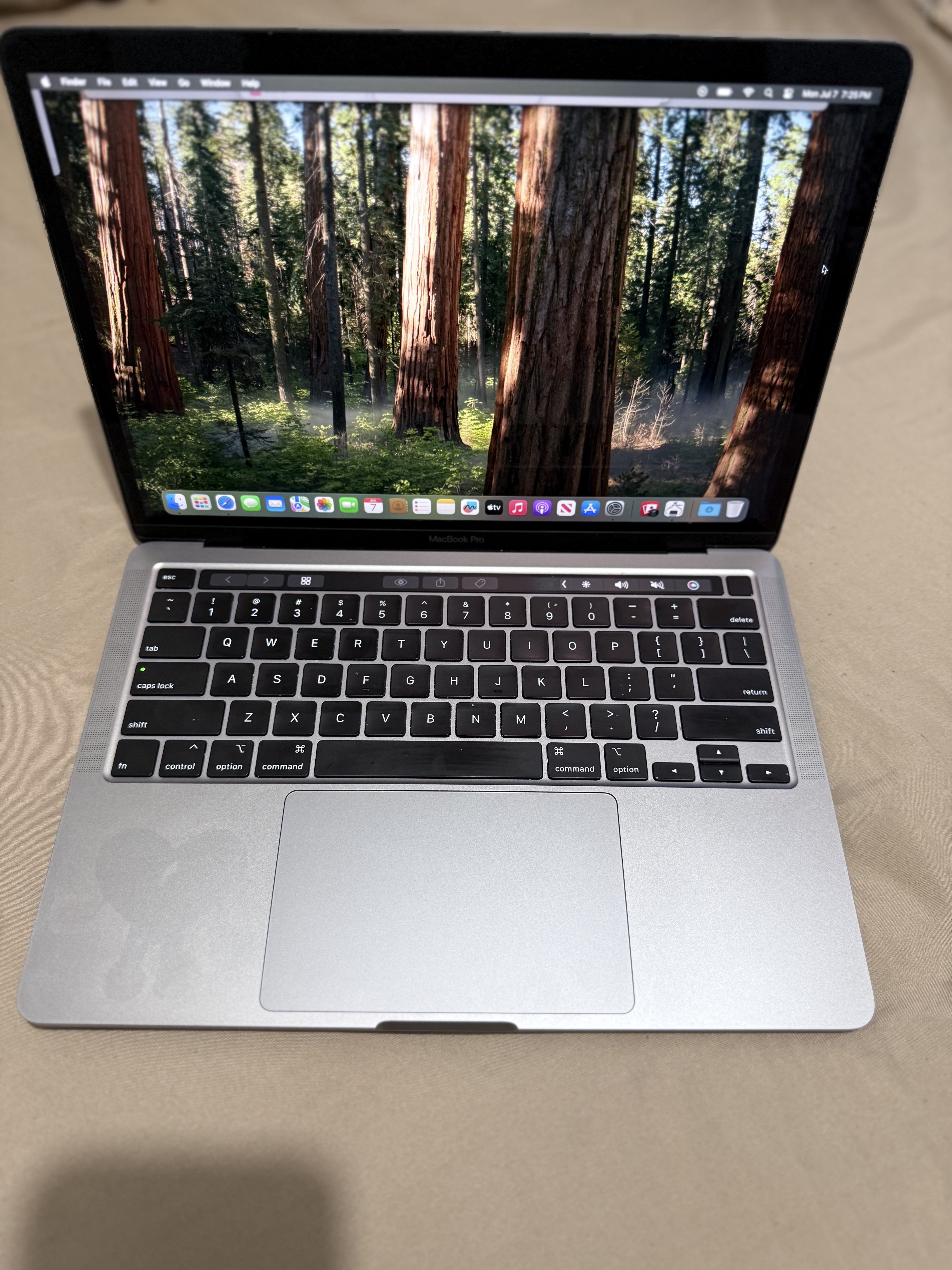 computadoras y laptops - MacBook Pro 2020 13-Inch i5/16GB/500Gb SSD  0