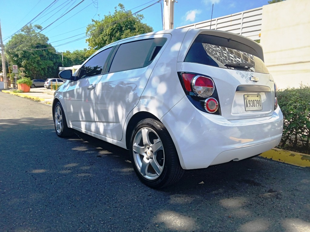 carros - Chevy Sonic LS Hatchback 2015 Manual 3