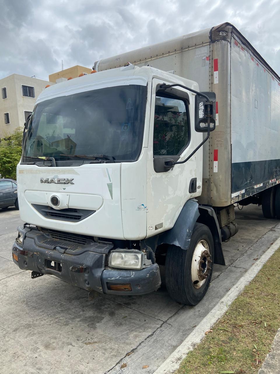 camiones y vehiculos pesados - Camión Mack MV-322 de 26 pies con rampa y fungen cerrado, listo para trabajar 