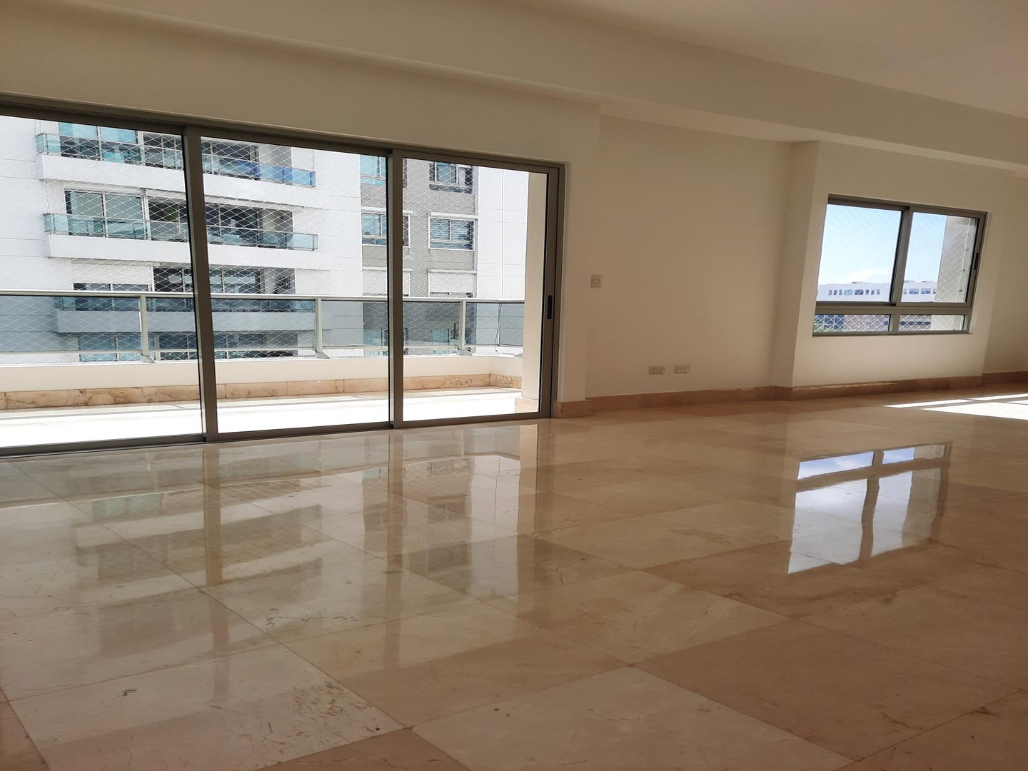 apartamentos - , Sector de Piantini
5to piso con balcón, 250 m2 de construcción
3 habitaciones  2
