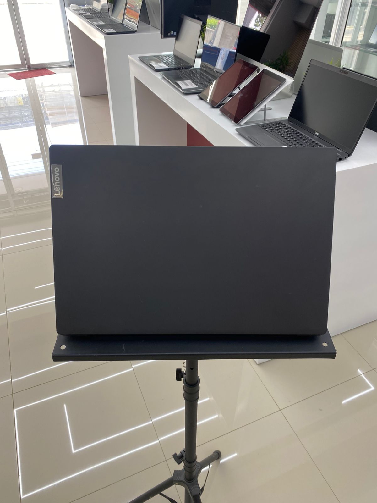 computadoras y laptops - Laptop Lenovo S145 Procesador AMD A6-9225 15.6¨ 8G 2