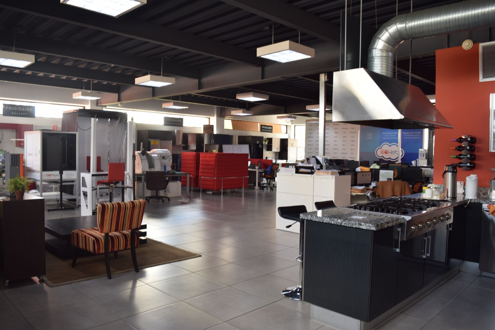 oficinas y locales comerciales - Paraiso oficina amueblada de 255m2 4to piso 2 parqueos