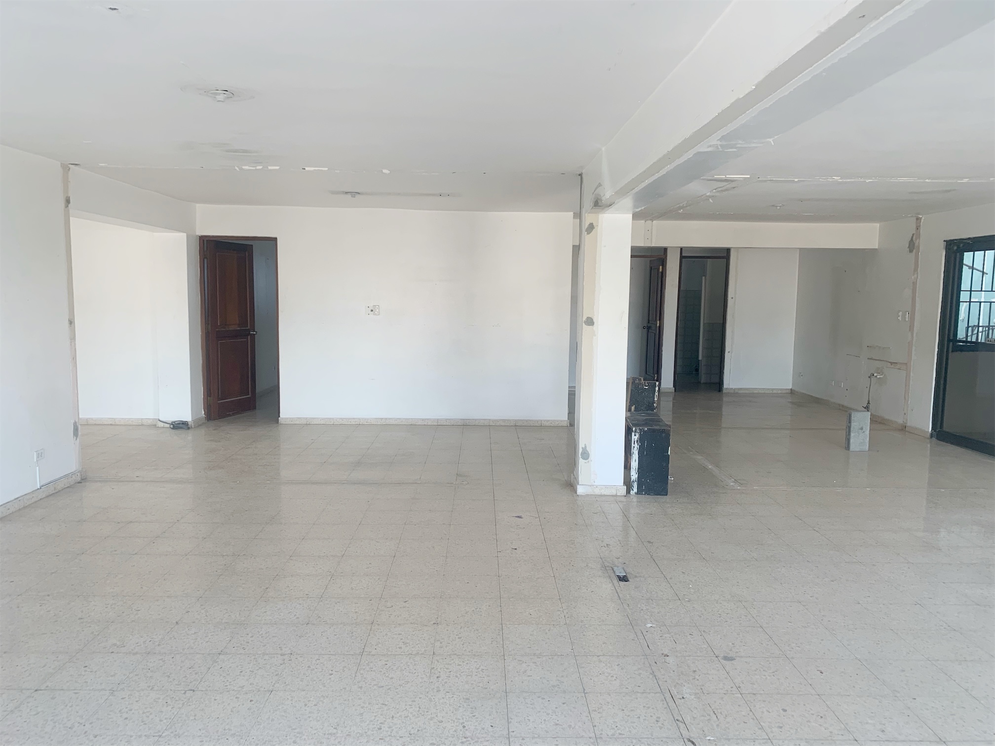 oficinas y locales comerciales - Local en naco amplio  4