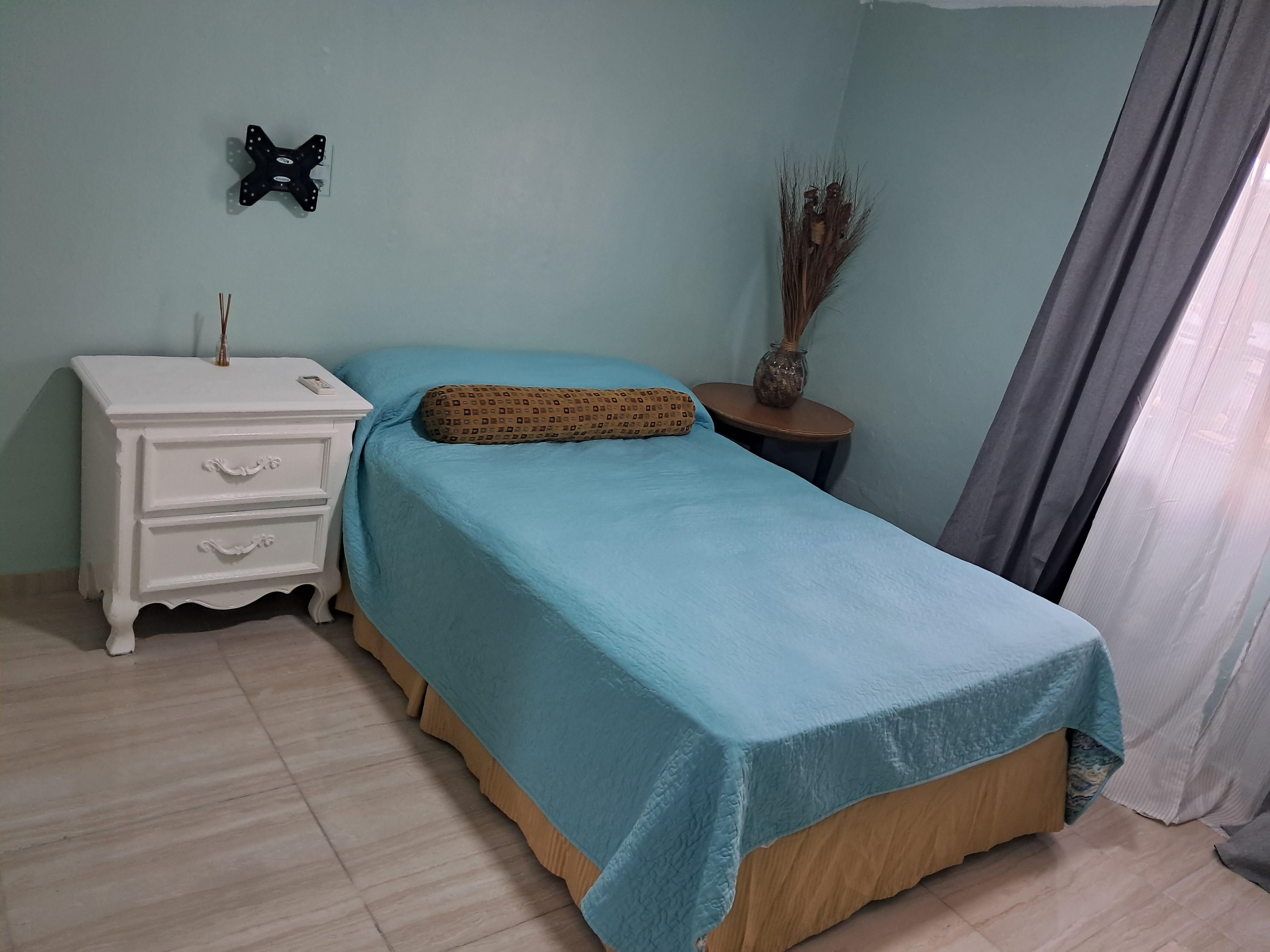 habitaciones y viviendas compartidas - Habitación amueblada para caballeros  0
