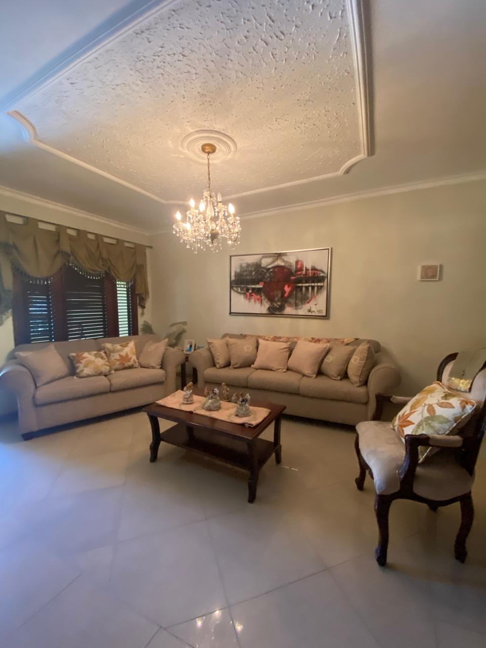 casas - Casa de dos niveles con una excelente ubicacion en 0