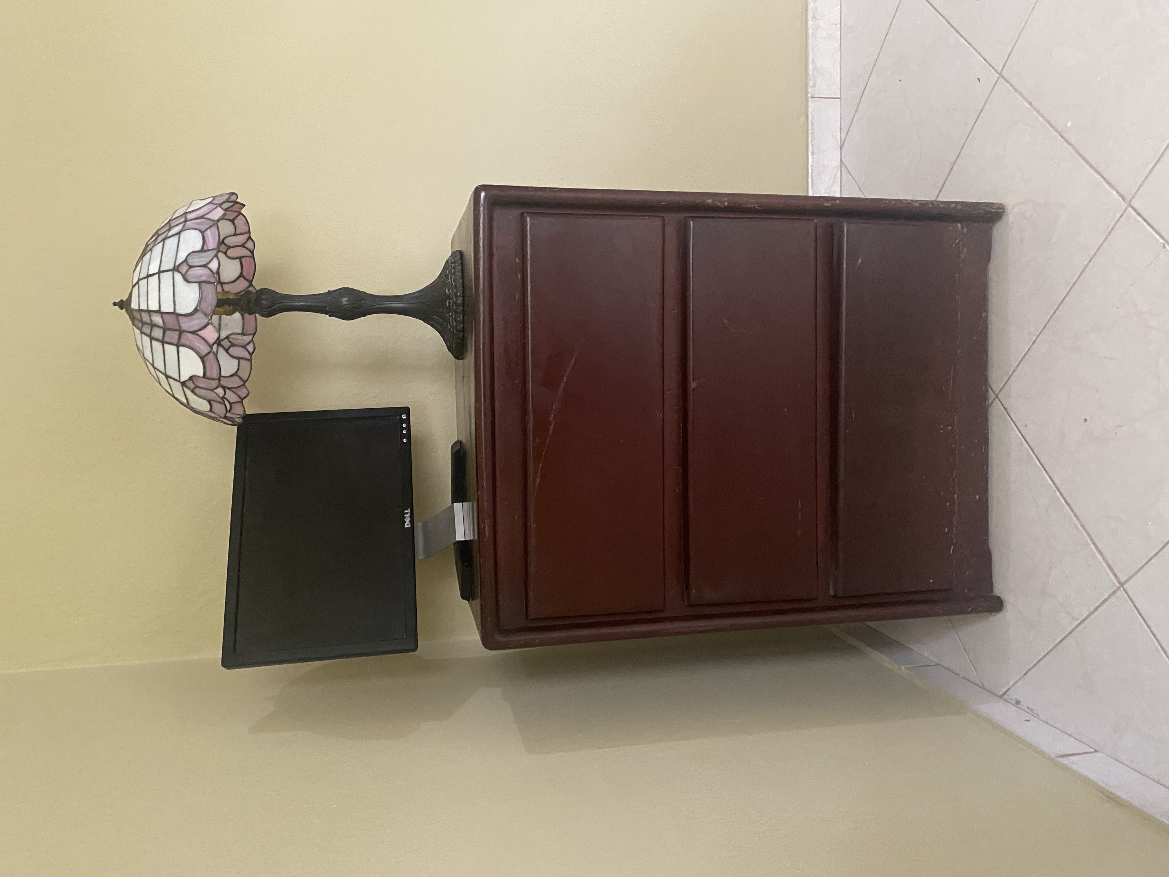 muebles y colchones - Mesa caoba lámpara vitral y monitor 