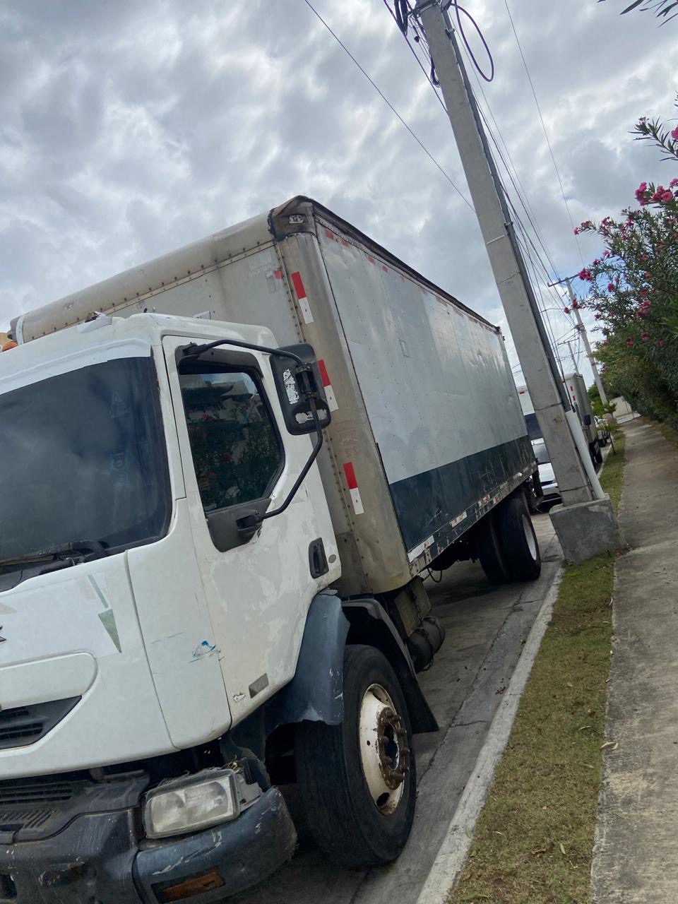 camiones y vehiculos pesados - Camión Mack MV-322 de 26 pies con rampa y fungen cerrado, listo para trabajar  1