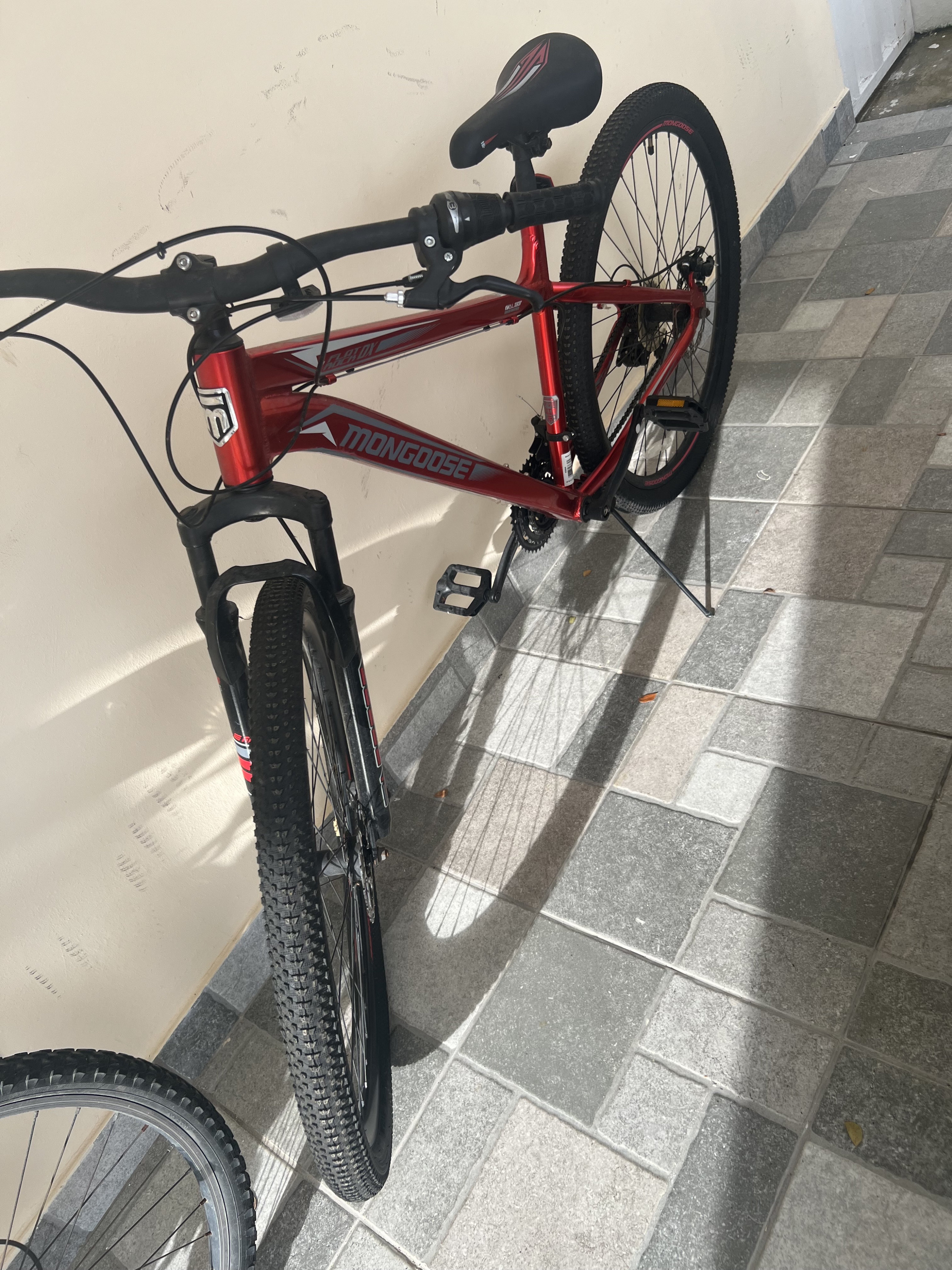 bicicletas y accesorios - Bicicleta roja Mountain Bike, vendo por motivo de viaje, precio negociable 