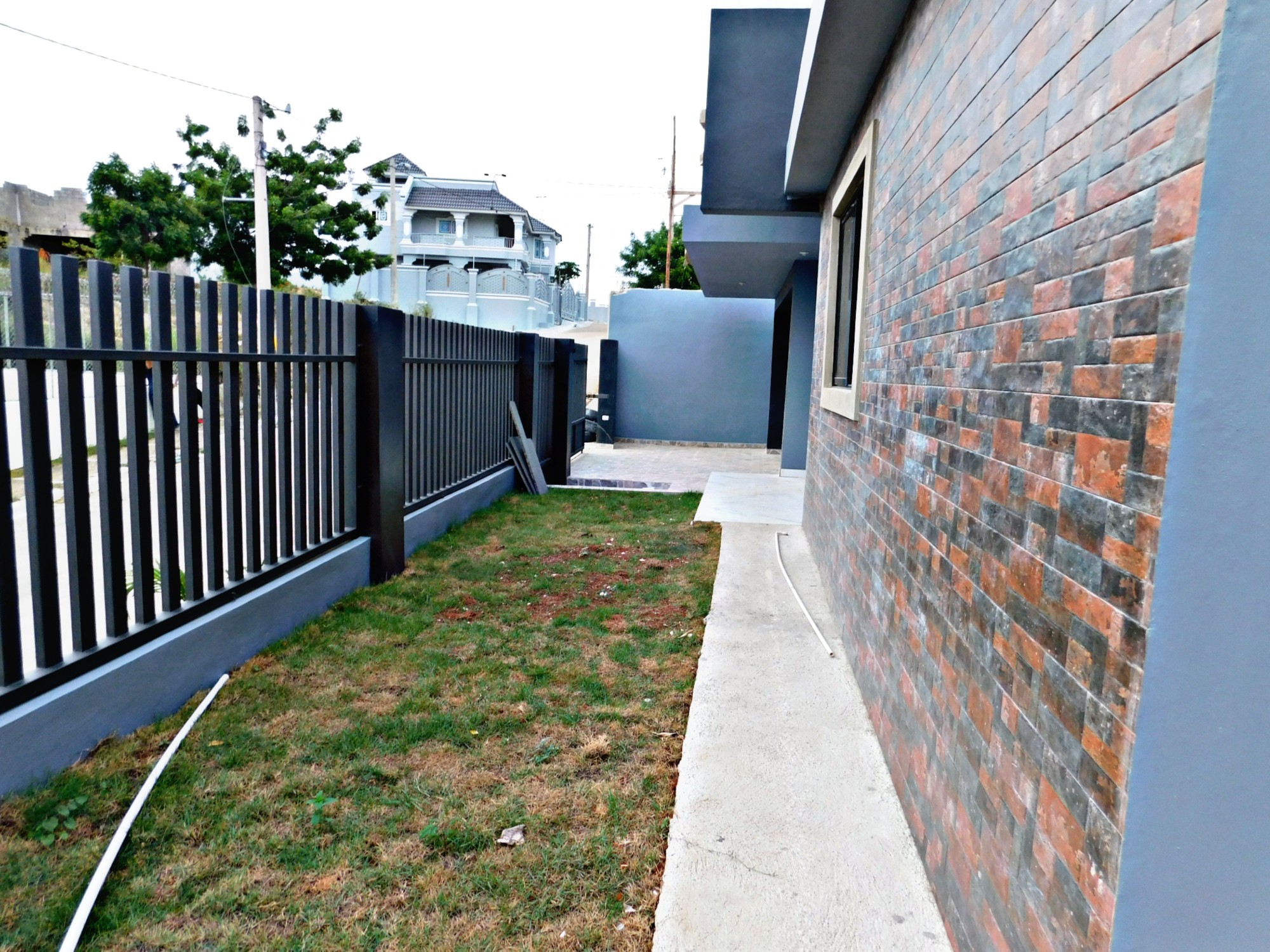 casas - A 3 minutos de las COLINAS VENDO CASA NUEVA,  MUCHO PATIO Y CUARTO DE SERVICIO  8