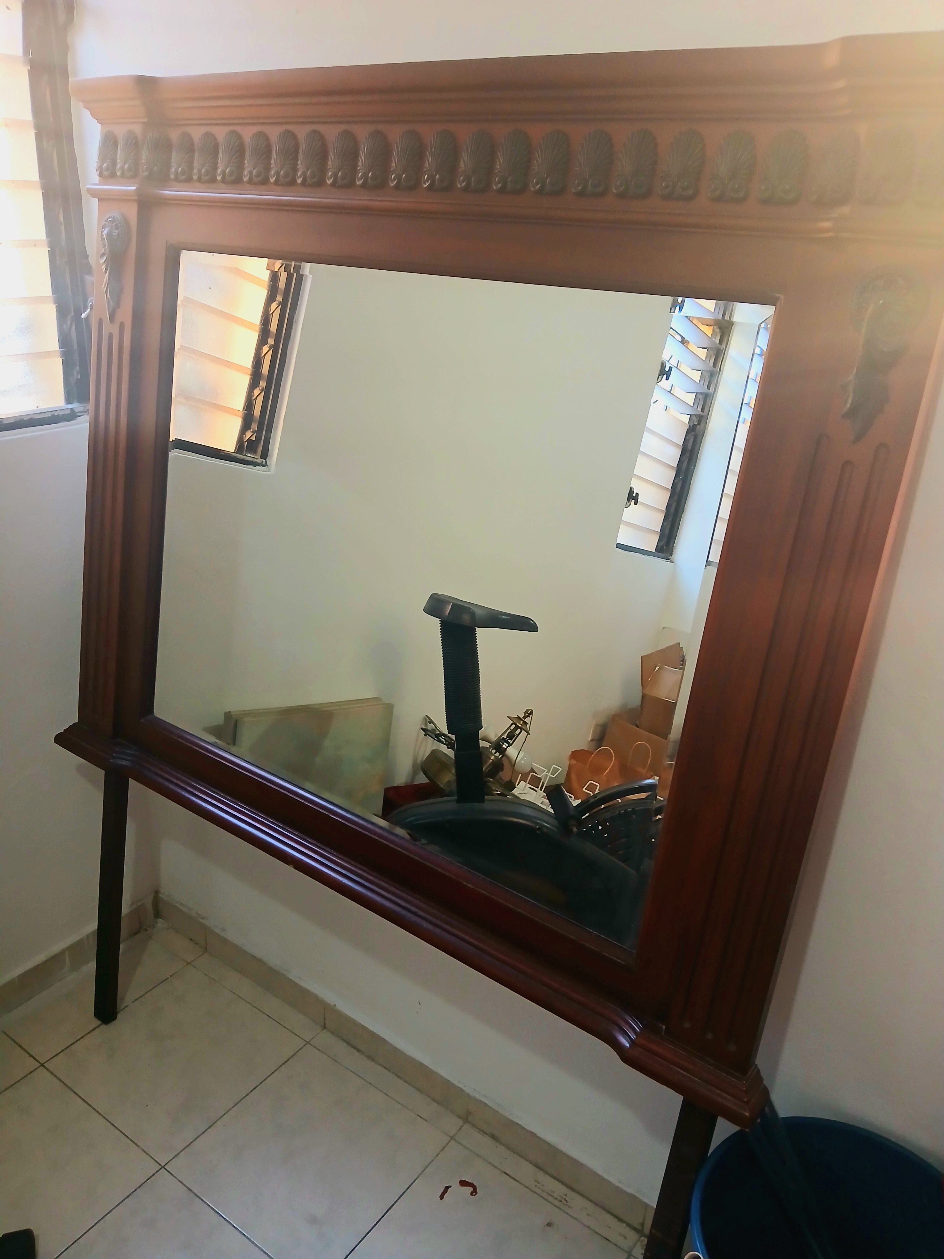 muebles y colchones - Juego de habitacion en Caoba, dos mesitas de noche y gavetero con espejo 2