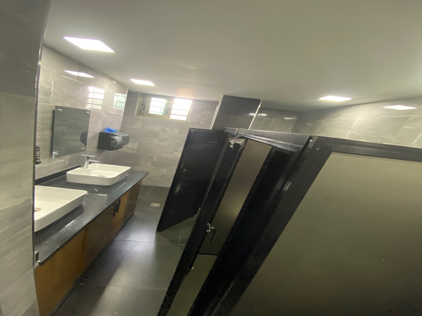oficinas y locales comerciales - Local comercial en renta segundo nivel plaza Bolívar próximo a la padre las casa 5