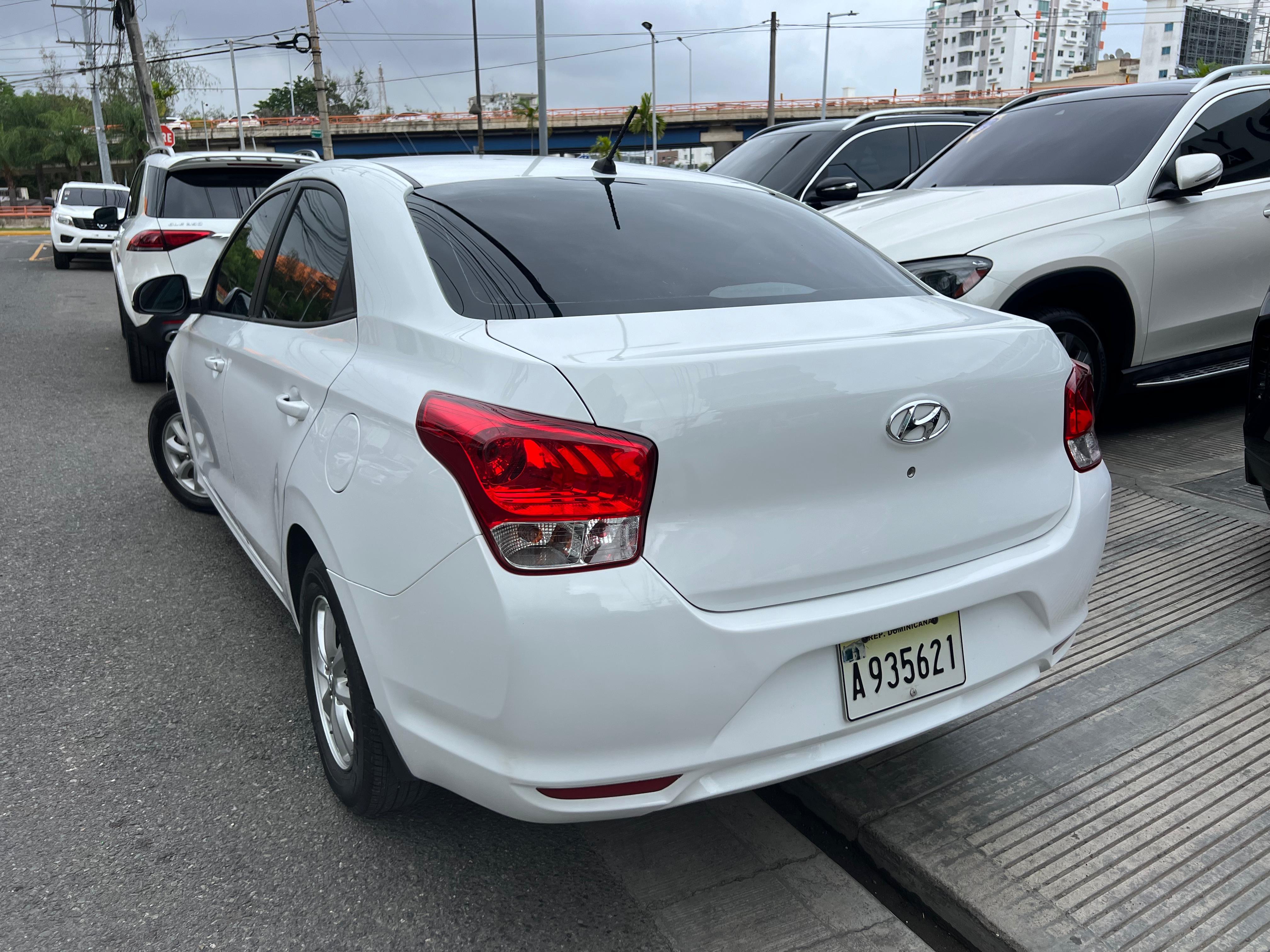 carros - HYUNDAI VERNA 2022 DE LA CASA 6