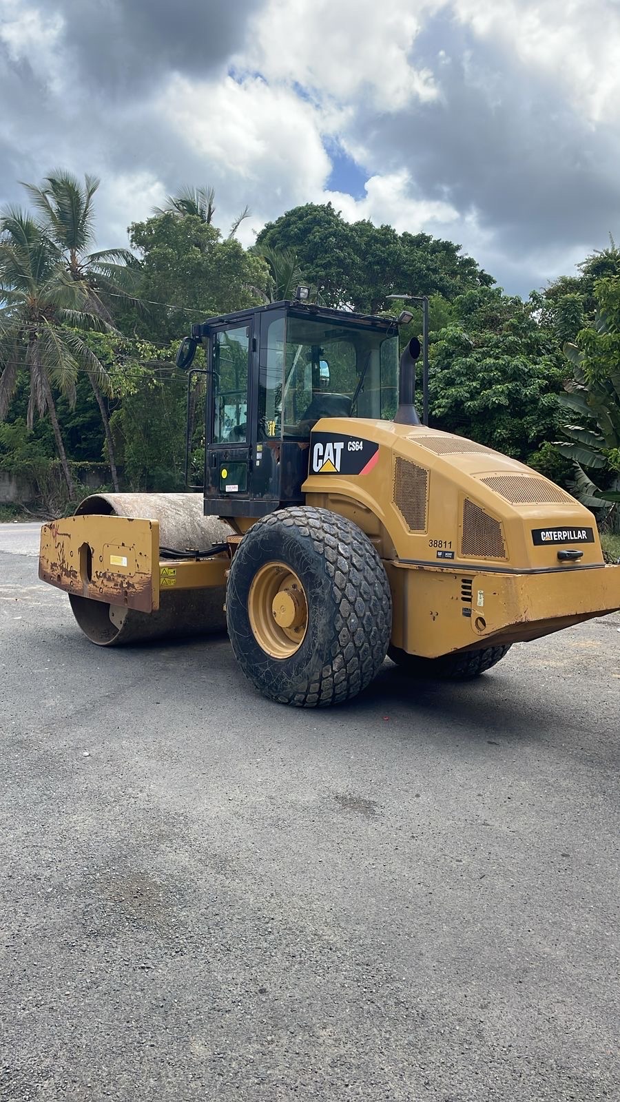 otros vehiculos - RODILLO CATERPILLAR CS64 1